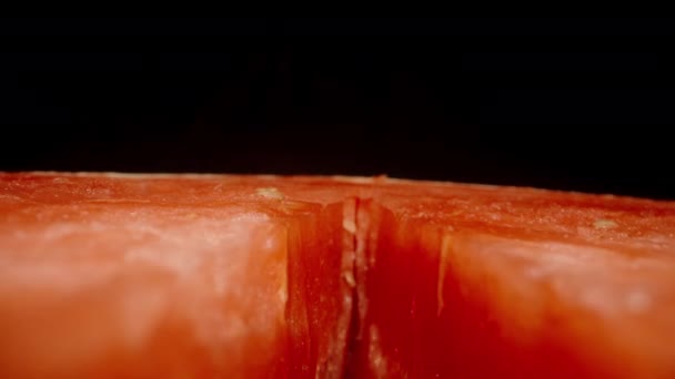 Μισό Κόκκινο Καρπούζι Κόψιμο Στη Μέση Πάνω Μαύρο Φόντο Κοντινό — Αρχείο Βίντεο