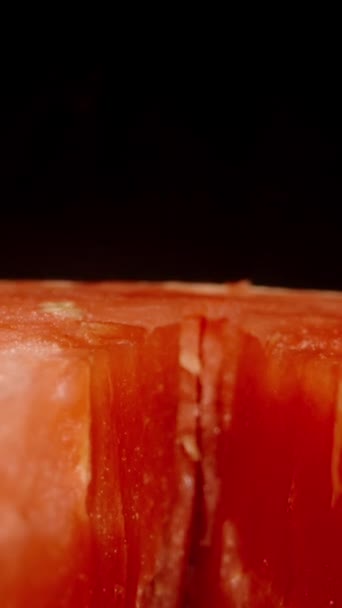 Verticale Video Een Helft Van Een Rode Watermeloen Met Een — Stockvideo