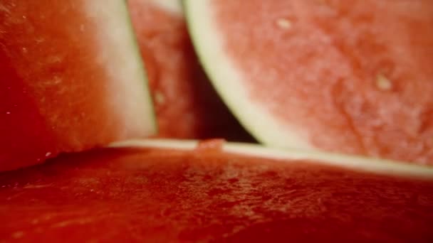 Geschnittene Hälften Einer Kernlosen Roten Wassermelone Durch Die Die Kamera — Stockvideo