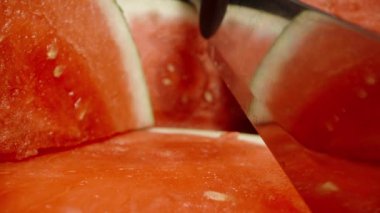 Kamera, dilimlenmiş bir karpuz parçası boyunca, çıkıntılı bir bıçakla hareket ediyor. Dolly kaydırıcı aşırı yakın çekim.