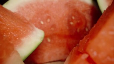 Kamera karpuz parçaları arasında hareket eder. Dolly kaydırıcı aşırı yakın çekim.