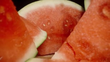 Kamera karpuz parçalarının arasından geriye doğru kayıyor, bir tanesini elimle yakalıyorum. Dolly kaydırıcı aşırı yakın çekim.