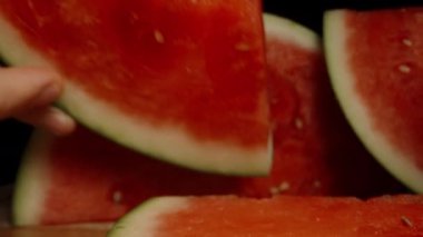 Isırılmış karpuzu, kamera yakınlaştıkça üzerine yerleştiriyorum. Makro görüntüyü kaydırıcıyla çekiyorum..