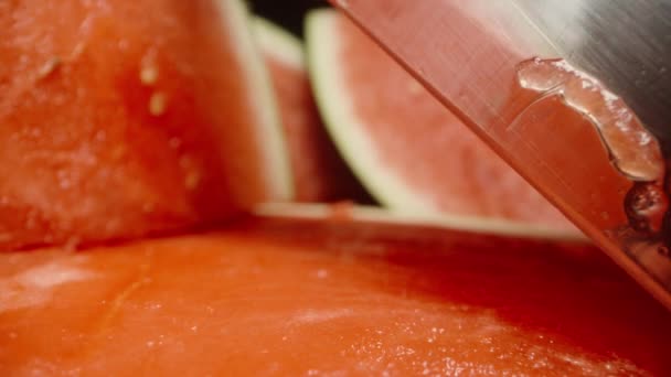 Gesneden Watermeloen Met Een Mes Het Rode Vlees Dolly Slider — Stockvideo