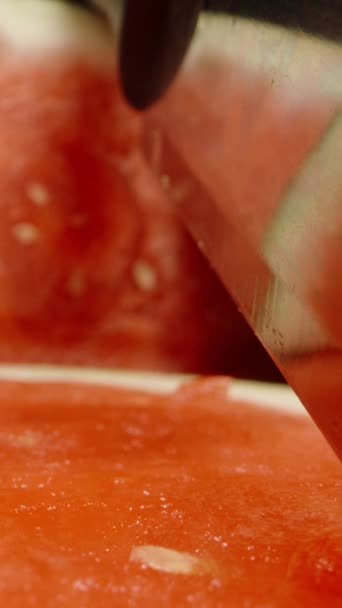 Vertikální Video Kamera Pohybuje Podél Nakrájeného Kusu Melounu Vyčnívajícím Nožem — Stock video