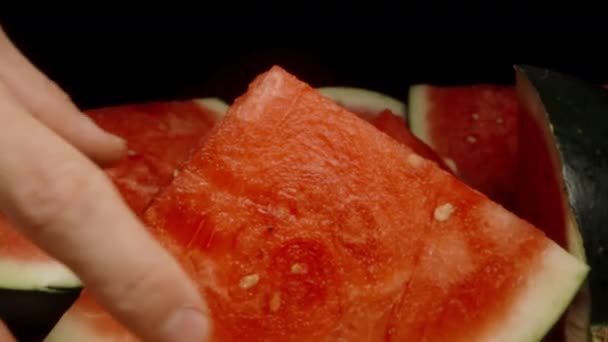 Camera Nadert Langzaam Watermeloen Plak Die Oppak Neem Een Hap — Stockvideo