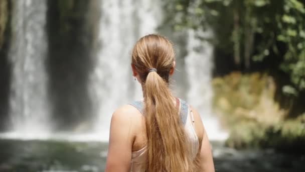 Mladá Žena Dlouhými Vlasy Uvázanými Culíku Hledí Vodopád Horské Řece — Stock video