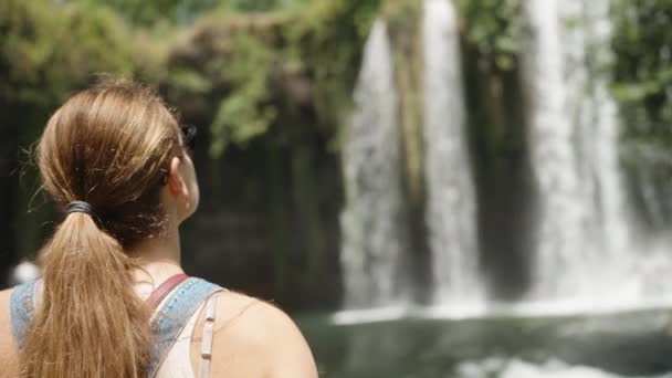 Uzun Saçlı Genç Bir Kadın Ormandaki Bir Dağ Nehrindeki Şelaleye — Stok video