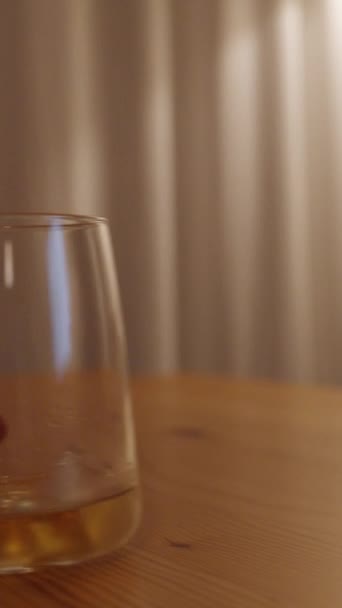 Vídeo Vertical Hombre Mueve Vaso Whisky Con Hielo Sobre Una — Vídeos de Stock
