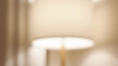 Torchiere 'den gelen loş ışığın arka planında elimde viski ve kolayla bir bardak tutuyorum..