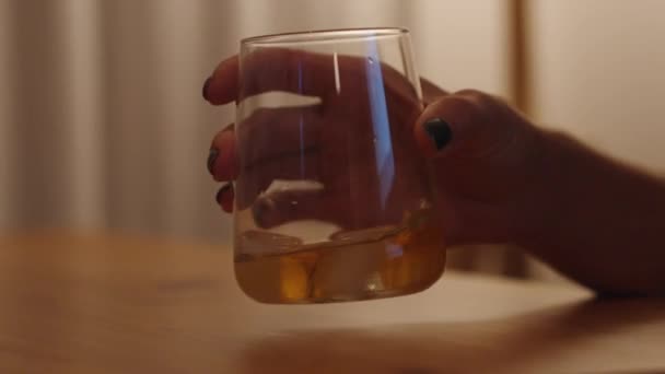 Cámara Lenta Una Joven Mujer Revuelve Whisky Vaso Con Luz — Vídeos de Stock