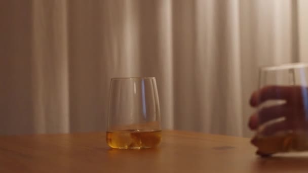 Dwie Szklanki Whisky Drewnianym Stole Ale Młoda Kobieta Pije Sama — Wideo stockowe