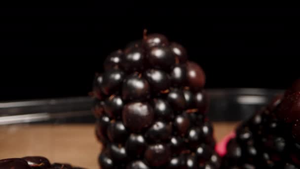 Blackberries Пластиковом Контейнере Деревянном Столе Черном Фоне — стоковое видео