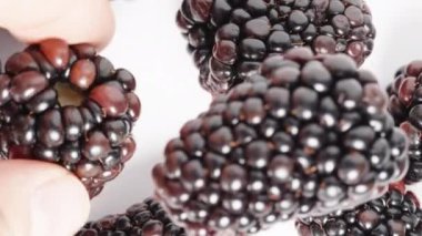 Blackberry 'yi beyaz masaya koyuyorum ve yukarıdan bir dut düşüyor..
