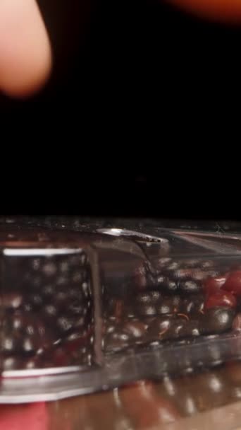 垂直录像 相机向我移动时 我从塑料容器中取出一个黑莓 多利滑翔机极端特写 — 图库视频影像