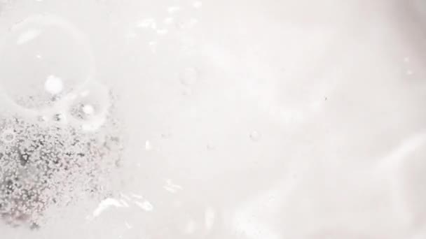 Верхнего Обзора Ежевика Падает Воду Покрывается Пузырьками Снимок Замедленной Съемке — стоковое видео