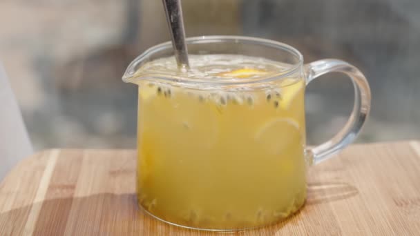 Yavaş Çekimde Limon Suyu Portakal Tutku Meyvelerinin Karışımı Kaşıkla Karıştırılır — Stok video