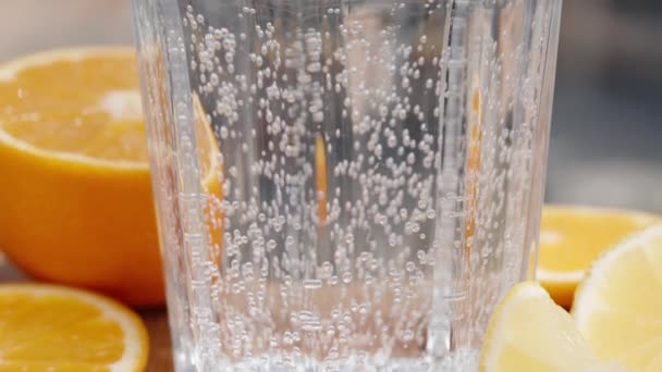 Felfelé Haladva Citrom Narancs Szeletek Asztalon Üdítőt Öntenek Üvegbe — Stock videók