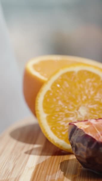 バーティカルビデオ パノラマショット レモネードとオレンジのスライスが混ざったピッチャー 情熱的なフルーツの種子 — ストック動画
