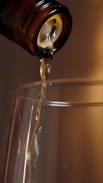 Vídeo Vertical Seguimiento Centra Una Botella Whisky Con Pourer Vertiendo — Vídeos de Stock