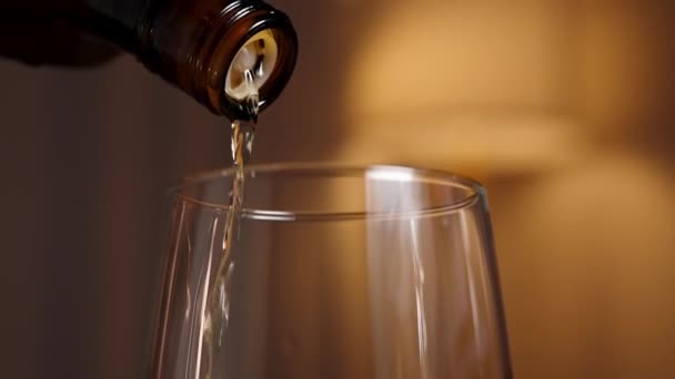 Отслеживание Фокусировки Бутылке Виски Наливкой Наливающейся Стакан Теплым Светом Лампы — стоковое видео