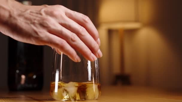 Main Une Femme Serre Verre Avec Whisky Glace Place Sur — Video