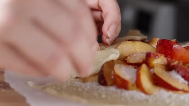 一个女人正在把面团的边缘折叠起来做油酥派 — 图库视频影像