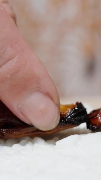 垂直录像 这个女人在米上放了一排贻贝肉 这是特写镜头 — 图库视频影像