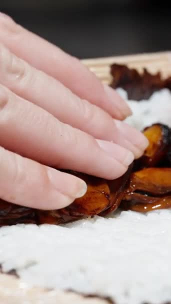 Vertical Video Woman Rolls Sushi Rice Mussels — Stock Video