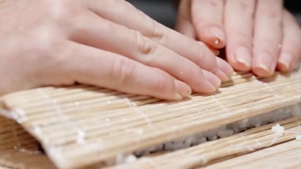 女人用竹子垫把寿司卷起来 — 图库视频影像