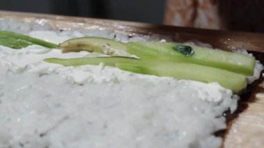 Salatalık ve krem peynirli suşi ruloları hazırlıyoruz..