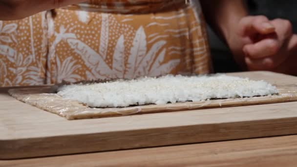 Mulher Polvilha Sementes Gergelim Arroz Para Sushi — Vídeo de Stock