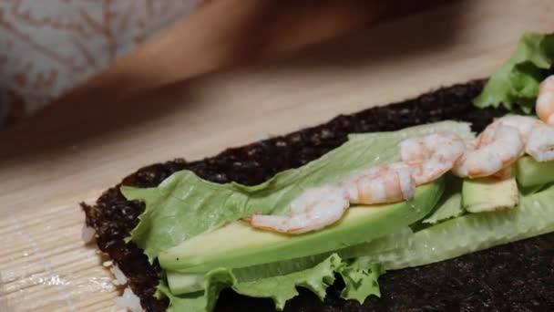 Garnelen Werden Auf Avocado Und Gurkenscheiben Gelegt Während Der Zubereitung — Stockvideo