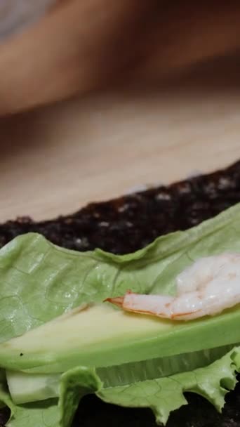 Vertikales Video Garnelen Werden Auf Avocado Und Gurkenscheiben Gelegt Während — Stockvideo