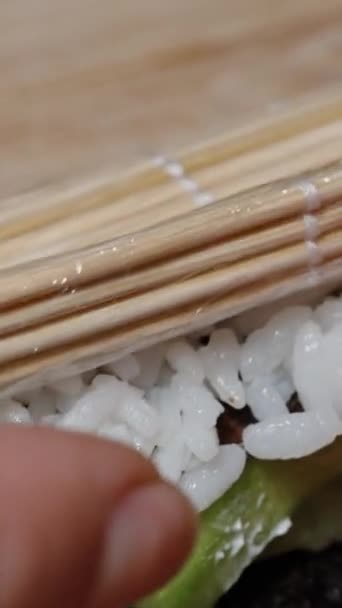 垂直录像 这个女人正在用黄瓜和奶油芝士卷寿司卷 — 图库视频影像