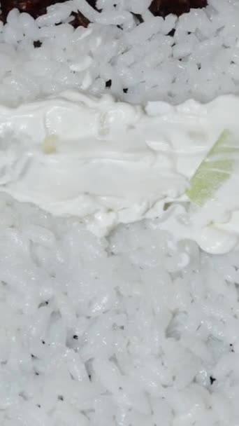 垂直录像 从上图可以看到 奶油奶酪被铺在诺里纸上的米层上 — 图库视频影像