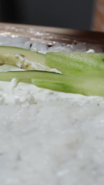Pionowe Wideo Przygotowujemy Bułki Sushi Ogórkiem Serem Śmietankowym — Wideo stockowe