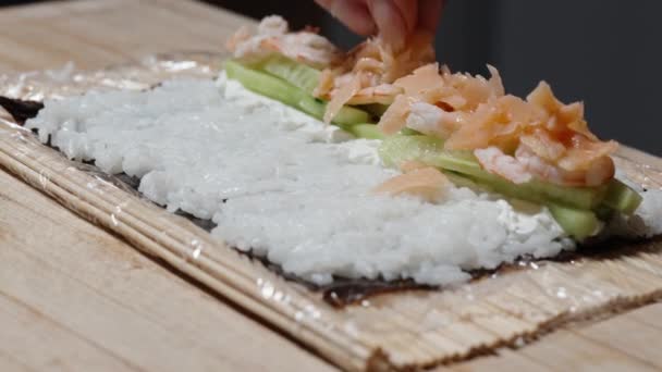 Kadın Salatalığın Üstüne Somon Parçaları Koyar Suşi Ruloları Hazırlar Pirinç — Stok video
