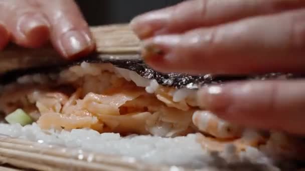 Žena Točí Sushi Kousky Lososa Uvnitř Zblízka — Stock video