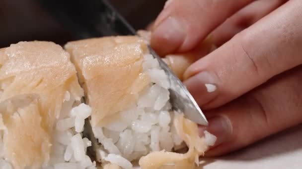 Kobieta Kroi Bułki Sushi Łososiem Nadzieniem Serem Śmietankowym Awokado Kawałki — Wideo stockowe