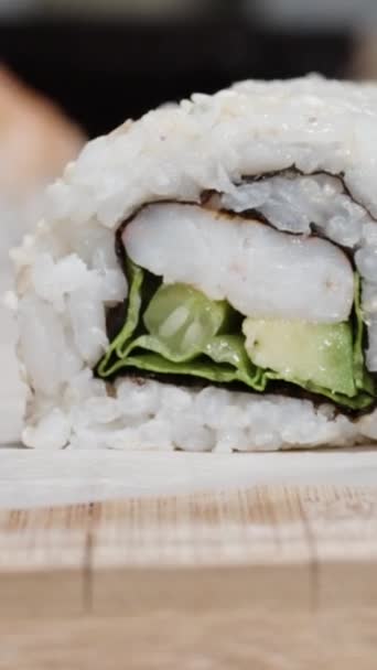 Vidéo Verticale Rouleau Sushi Avocat Aux Crevettes Gros Plan — Video
