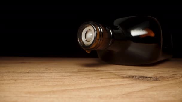 我从木桌上拿起空的威士忌瓶 最后一滴酒滴了出来 多利滑翔机极端特写 — 图库视频影像