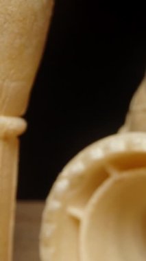 Dikey video. Boş waffle dondurma külahları masaya saçılmış ve kamera onların içinden geçiyor. Dolly kaydırıcı aşırı yakın çekim.