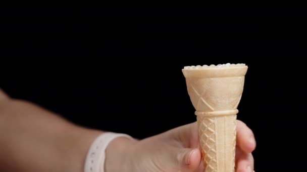 Жінка Поміщає Совок Рожевого Морозива Вафельний Конус Чорному Тлі Ізольовані — стокове відео