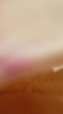 Dikey video. Dondurma kepçesini waffle külahına yerleştiriyorum. Dolly kaydırıcı aşırı yakın çekim.