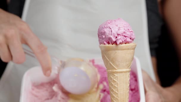 여자는 아이스크림의 클로즈업 — 비디오