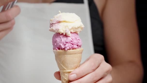 Beyaz Önlüklü Bir Kadın Gözleme Külahına Pembe Dondurma Toplarını Atmak — Stok video