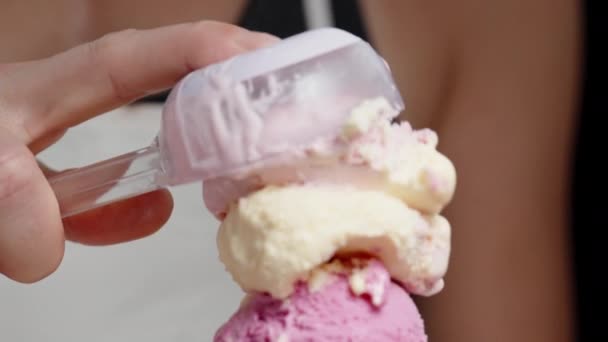 Жінка Кладе Три Морозива Рожевого Кольору Вафельний Конус Крупним Планом — стокове відео