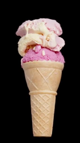 Vertikální Video Vaflovací Kužel Pestrobarevnými Naběračkami Zmrzliny Růžových Odstínech Rotujících — Stock video