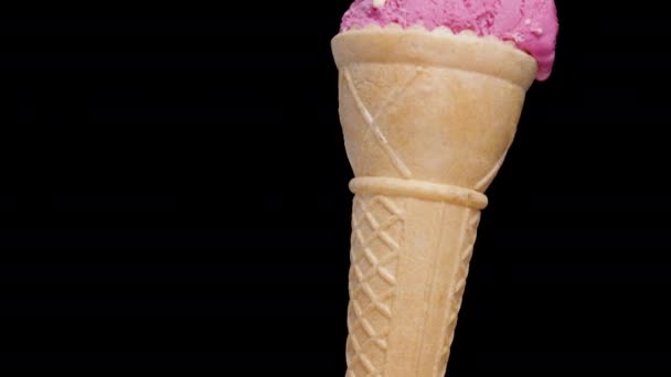 Слайдер Снизу Вверх Обзор Вафельного Рожка Шариками Розового Мороженого Черном — стоковое видео